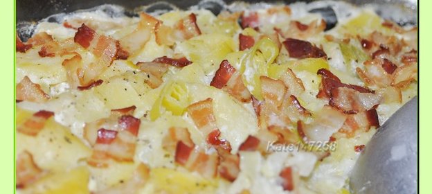 Запеканка с картофелем, луком-пореем и беконом