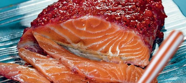 Лосось в маринаде из смородины