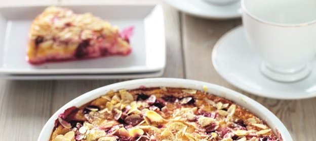 Ягодный десерт с миндалем