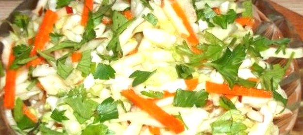 Салат из капусты с морковью и яблоками