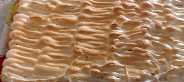 Пирог с ревенем и мягким безе