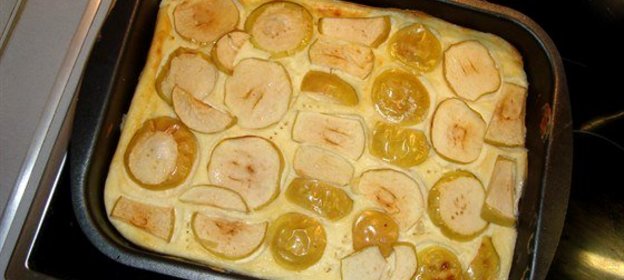 Яблочная творожная запеканка