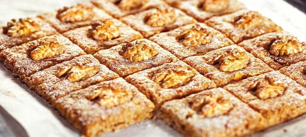 Печенье с яблоками, финиками и грецкими орехами