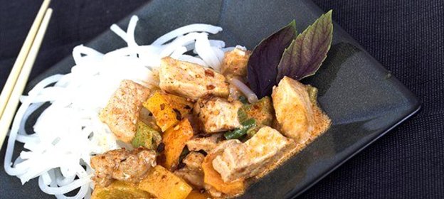 Рисовая лапша со свининой и карри