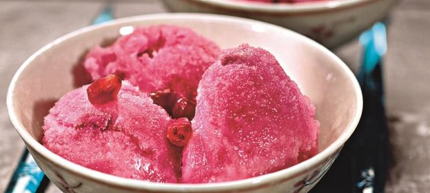 Сырная масса с семгой и каперсами на гренках из черного хлеба