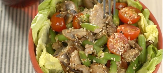 Теплый салат с фасолью и свининой