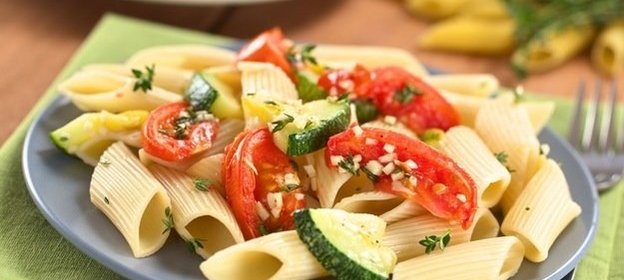 Паста с цукини и помидорами