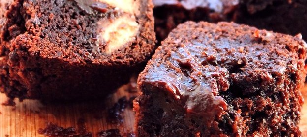 Брауни с печеньем и соленой карамелью