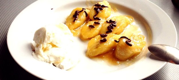 Жареный банан с ромовым соусом и темным шоколадом