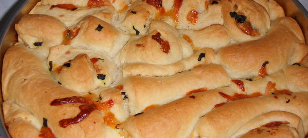 Хлеб с сыром и базиликом