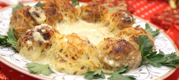 Рождественский венок из тефтелей