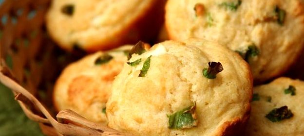 Маффины с зеленым луком и козьим сыром