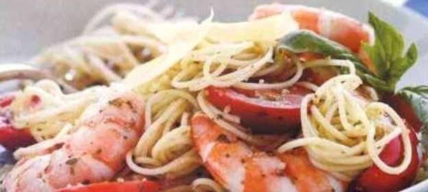 Спагетти с креветками, помидорами и соусом песто