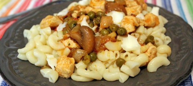 Макароны с курицей в соусе из овощей с грибами по-провански