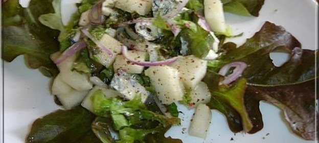 Салат с грушами и сыром дор блю