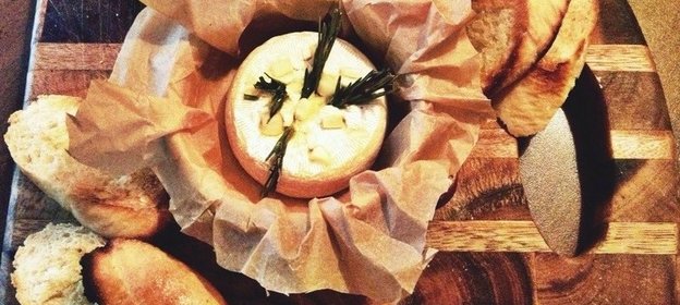 Запеченный камамбер с тимьяном, чесноком и чесночным хлебом