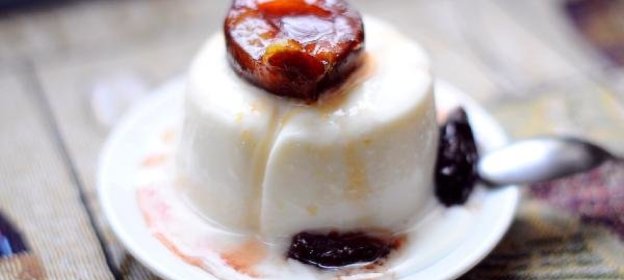 Панна котта (panna cotta) со сливовым соусом