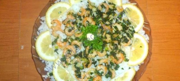 Салат с рисом, креветками и чесноком