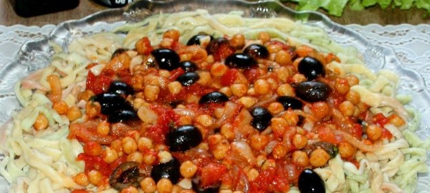 Домашняя паста с нутом,томатами и маслинами
