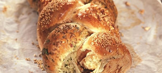 Хлеб с зеленью и красным перцем