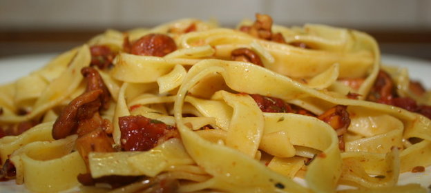 Паста с лисичками и вялеными помидорами
