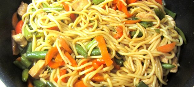 Лапша с курицей, овощами и соевым соусом