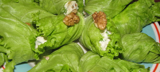 Рулетики из салата с сыром и орехами