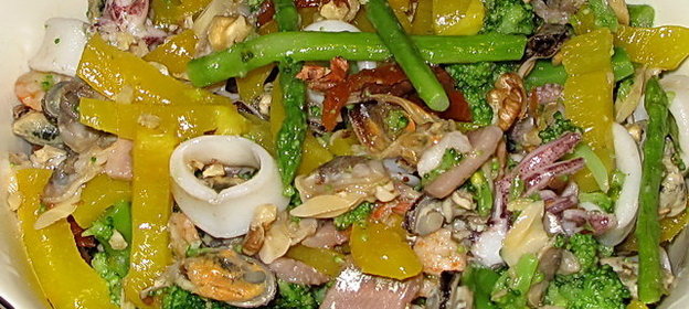 Салат из морепродуктов с овощами