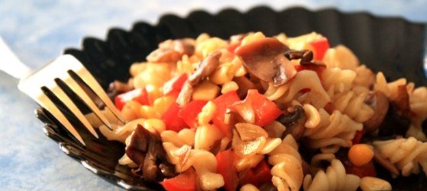 Паста с грибами, кукурузой и перцами