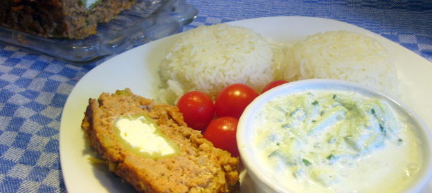 Мясной хлебец по-гречески с соусом тцацики