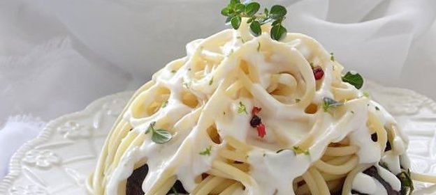 Спагетти со сливочным соусом Альфредо и грибами Шитаки