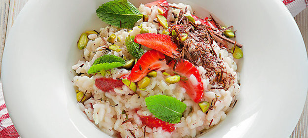 Ризотто с клубникой, мятой, фисташками и шоколадом