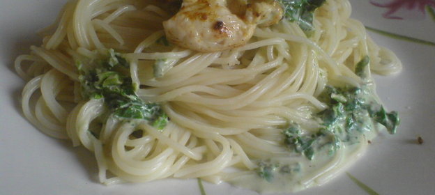 Спагетти с курицей и соусом из базилика