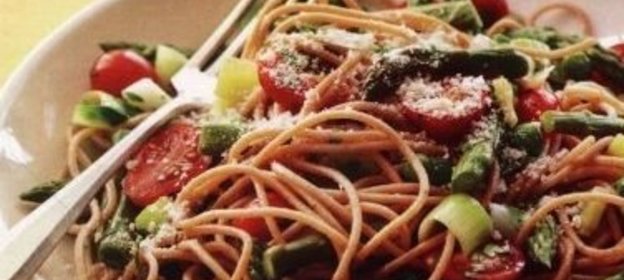 Спагетти с помидорами, горошком, луком и спаржей