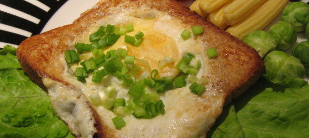 Глазунья в хлебе или как удивить любимую утром ;)