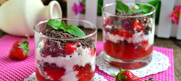 Десерт творожный с клубникой и шоколадом