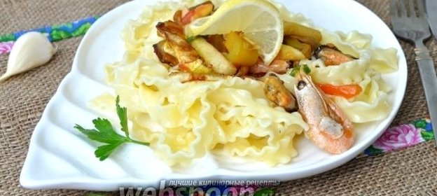 Паста с овощами гриль, креветками и мидиями в устричном соусе