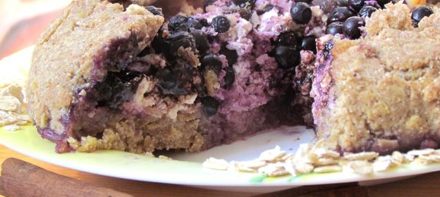 Диетический пирог-ватрушка с черникой и шоколадом