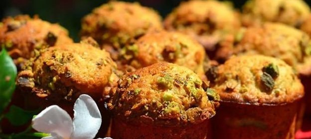 Творожные кексы с фисташками и грецкими орехами