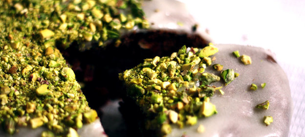 Шоколадный кекс с вишней