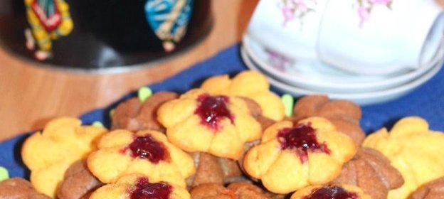 Шоколадно-цветочный бисквит