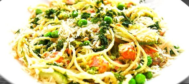 Паста с лососем, цукини и зеленым горошком