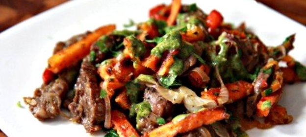 Стейк со сладким картофелем и соусом из петрушки