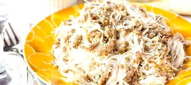 Рисовая лапша со свиным фаршем и кунжутом