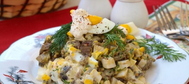 Салат из запечённых баклажанов с яйцом