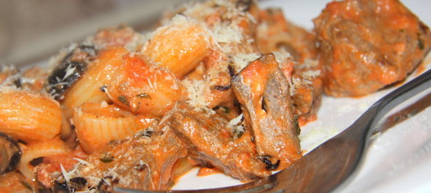 Паста Праздничная с печенью и томатным соусом