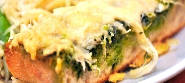 Чесночный хлеб со сливочным маслом и базиликом