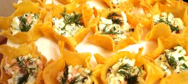 Сырные тарталетки с салатом из креветок