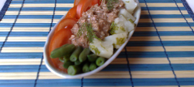 Теплый салат с зеленой фасолью и тунцом