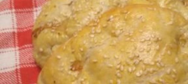 Салат из редиса, зеленого лука и сметаны с яйцом